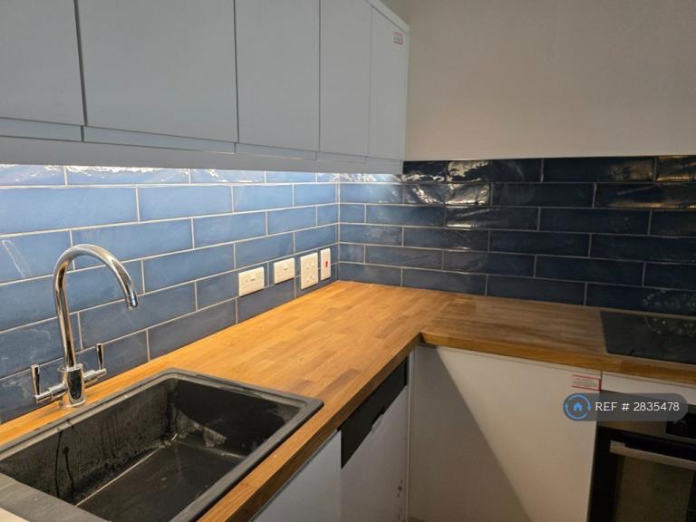 1 bedroom flat in Clapham Road, London, SW9 (1 bed) (#2835478)