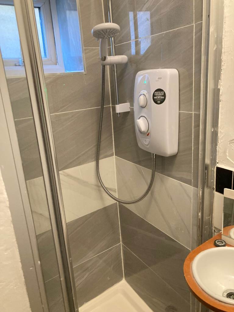 In House Medium Room To Let Share 3 Bath Shower Kitchen Garden InclBillsNet VeryNearTubeBusShops