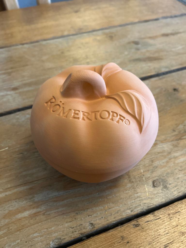 German apple baking pot