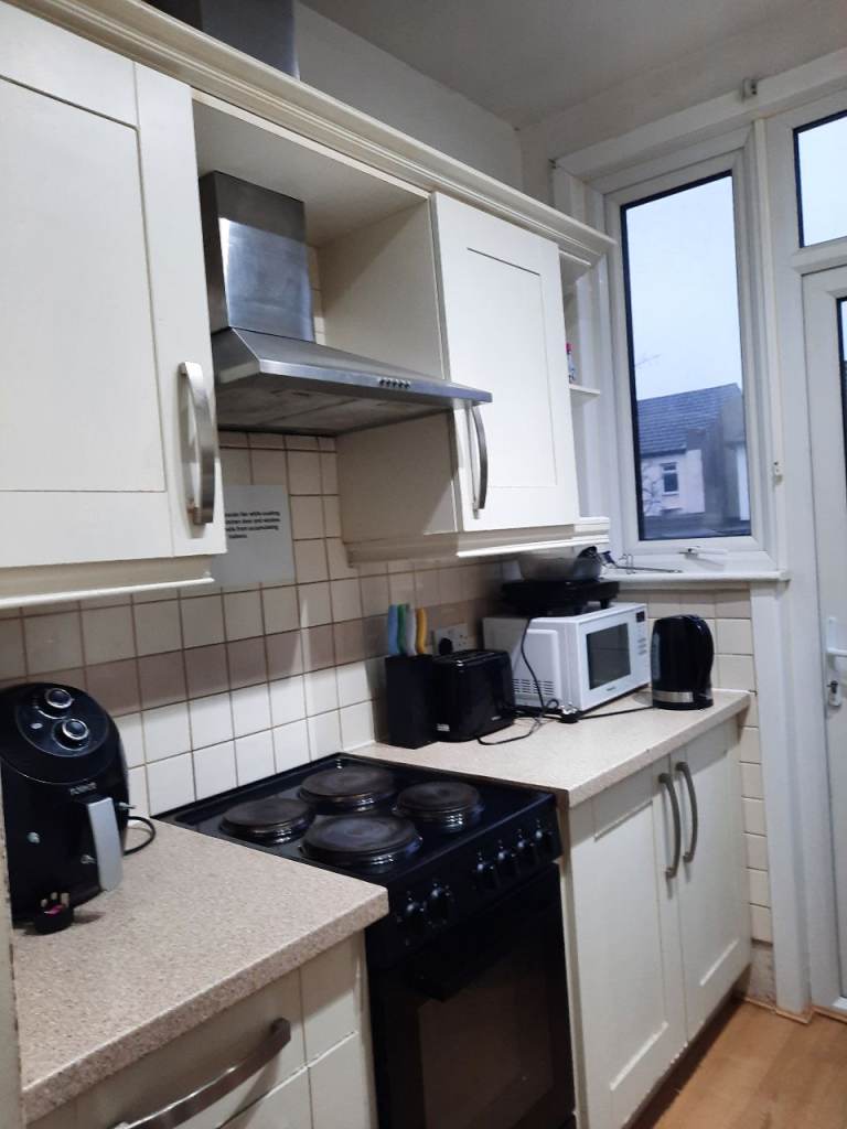 A lovely spacious double room in Westcliff