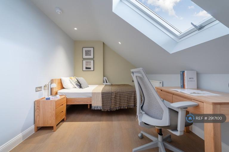 1 bedroom in Dirdene Gardens, Epsom, KT17 (#2917100)