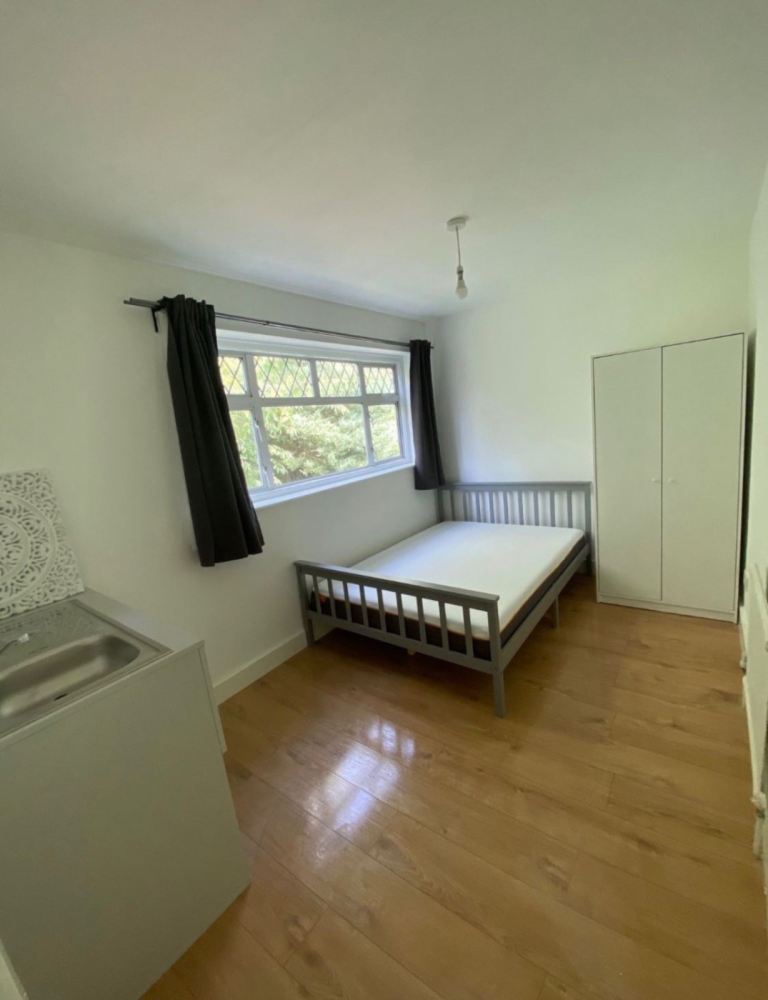 Studio-Style room with large en suite | Bills Included | LU5 Perfect for Amazon, Hospital Staff