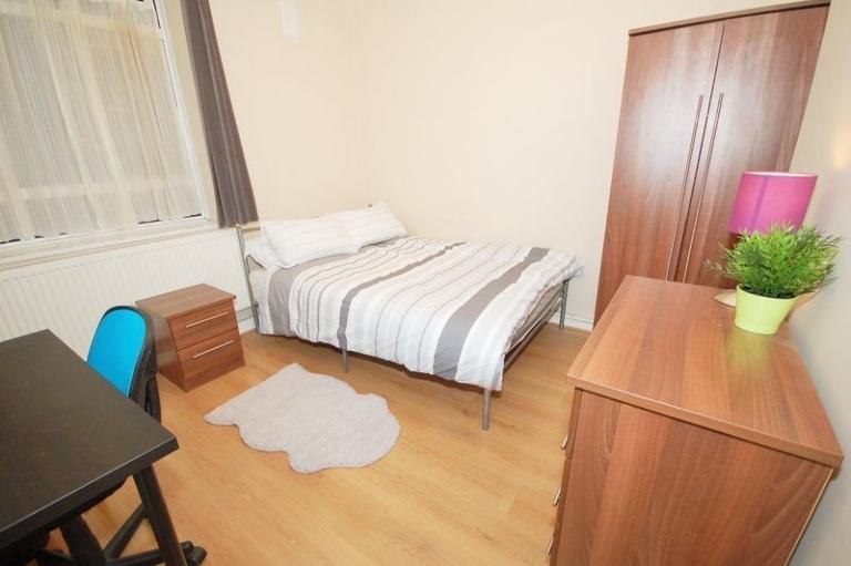 🍁Spacious Double Room – Shepherd’s Bush / White City, W12📍