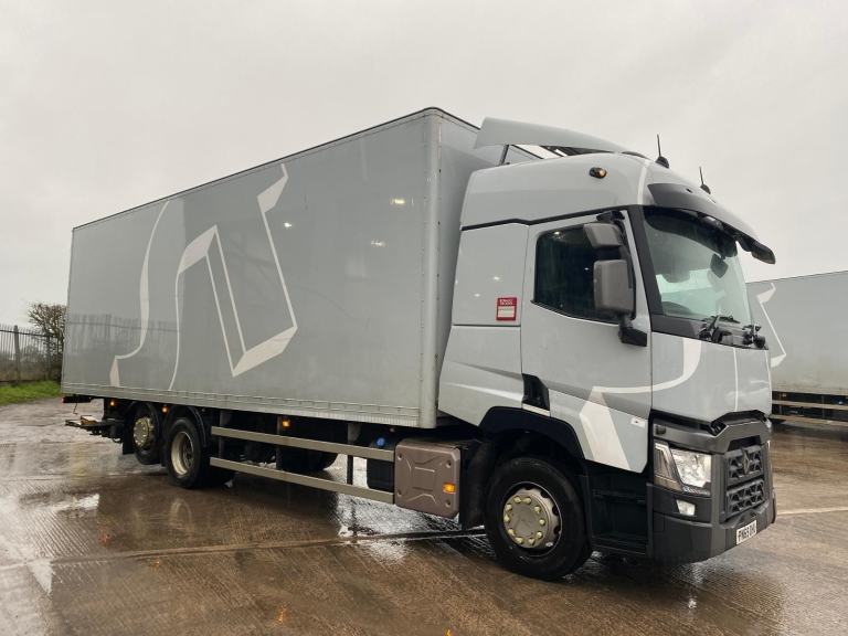 2019/69 DAF RENAULT TRUCKS T-RANGE 26 TONNE SLEEPER CAB BOX WITH SLIDE OUT LIFT