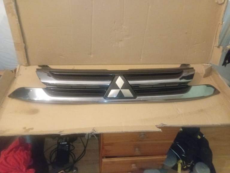 Mitsubishi Outlander Front bumper upper radiator grill 7450A992