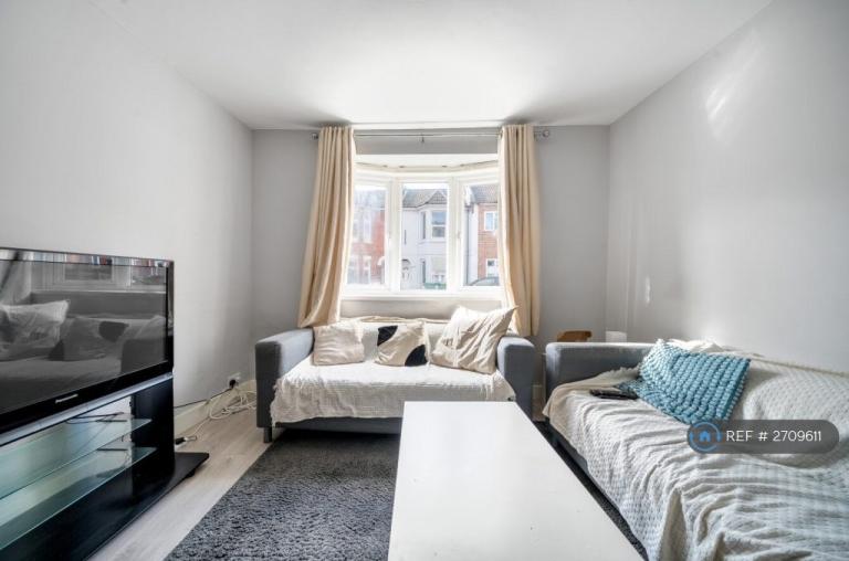 5 bedroom house in Thackeray Road, Southampton, SO17 (5 bed) (#2709611)