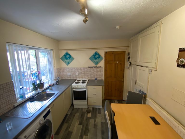 Room to rent  in Dunmurry area close to Finaghy 