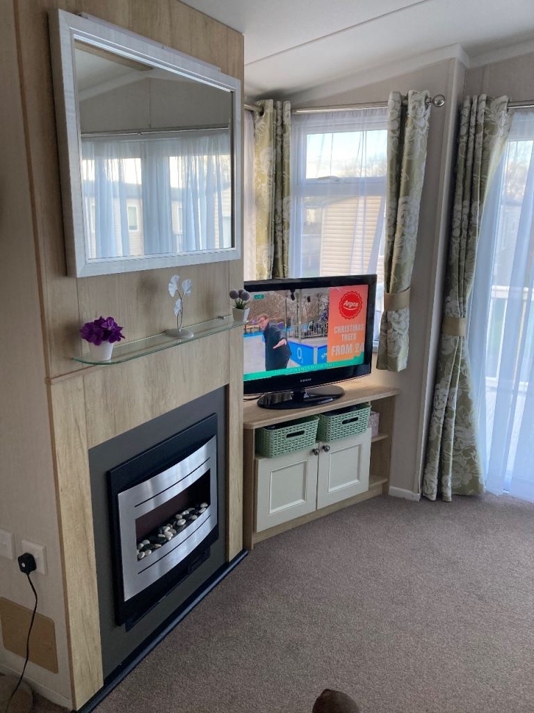 Swift Burgandy 2018 2 bedroom  6 Berth