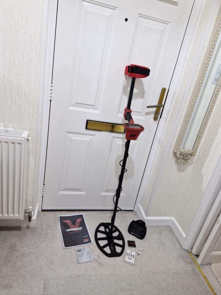 Minelab vanquish 540 metal detector with headphones like new