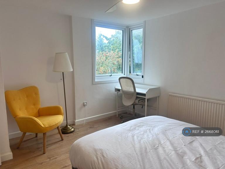 2 bedroom flat in Britten Close, London, NW11 (2 bed) (#2668061)