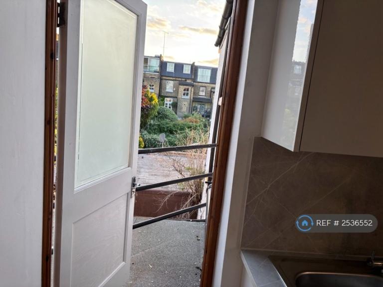 1 bedroom in Glycena Road, London, SW11 (#2536552)