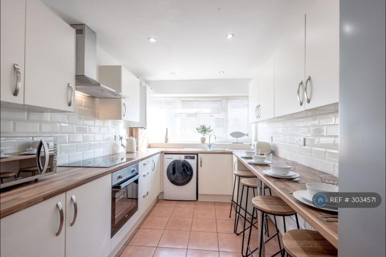 6 bedroom house in Chertsey Close, Luton, LU2 (6 bed) (#3034571)