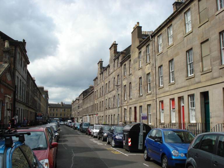 Bright 2 bed top floor (2nd) flat in St Stephens Street.