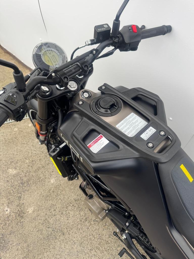 Husqvarna SVARTPILEN 401 2022, AKRAPOVIC