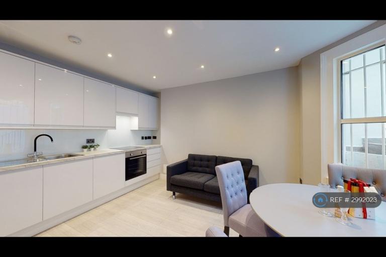 2 bedroom flat in Overstone Road, London, W6 (2 bed) (#2992023)