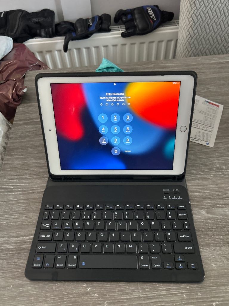 Apple iPad Air 2 ,32 GB with Black Keyboard Case – Good Condition