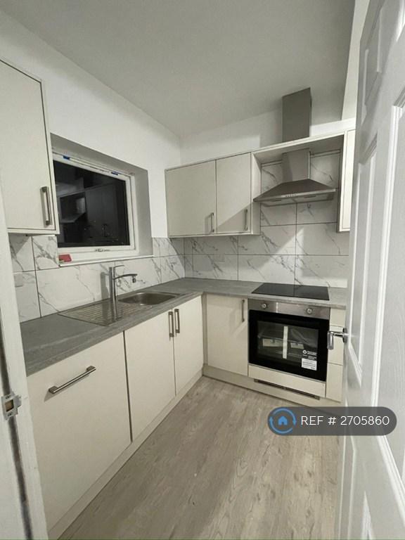 1 bedroom flat in High Street, Sheffield, S20 (1 bed) (#2705860)