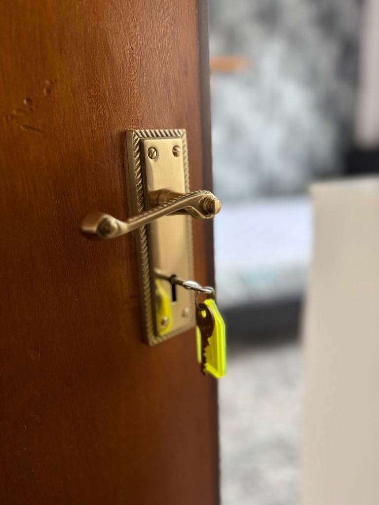 ✨ Room for Rent – Great Location! ✨