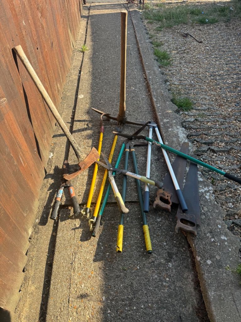 Lots of garden tools very expensive but I sale only 30 pound 