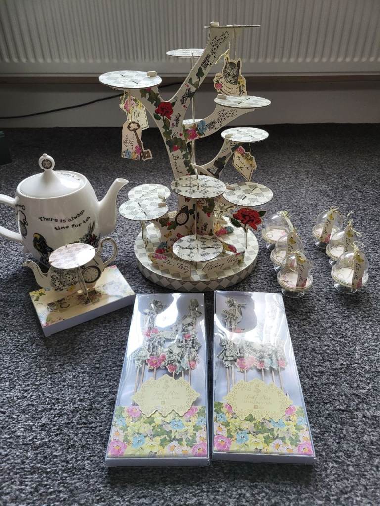 Alice in Wonderland cupcake stand set