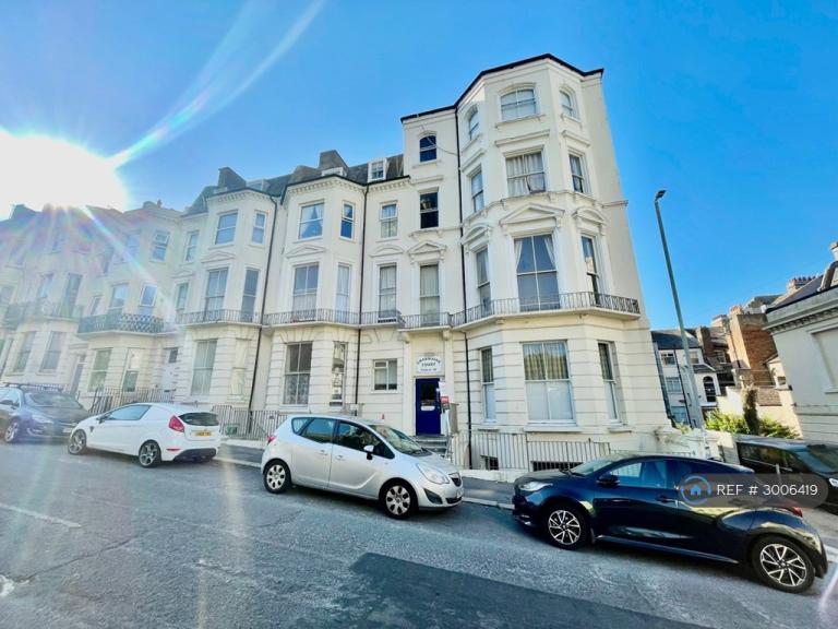 3 bedroom flat in St. Margarets Road, St Leonards-On-Sea, TN37 (3 bed) (#3006419)
