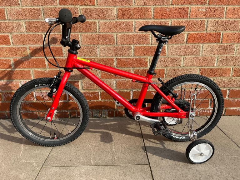 Islabike Cnoc 16, stabilisers and Giant helmet