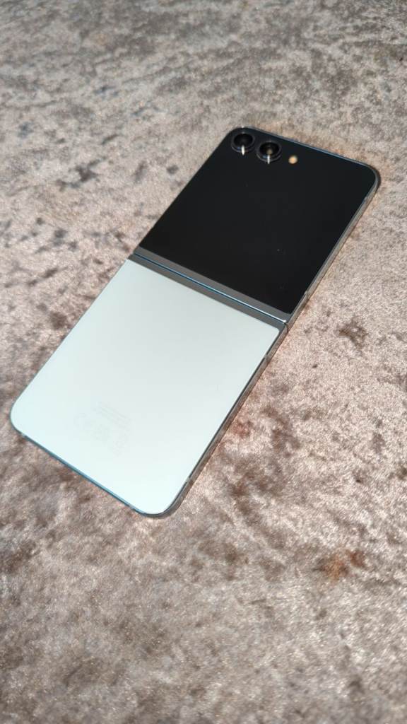Samsung Flip 5 512GB – White, Immaculate Condition