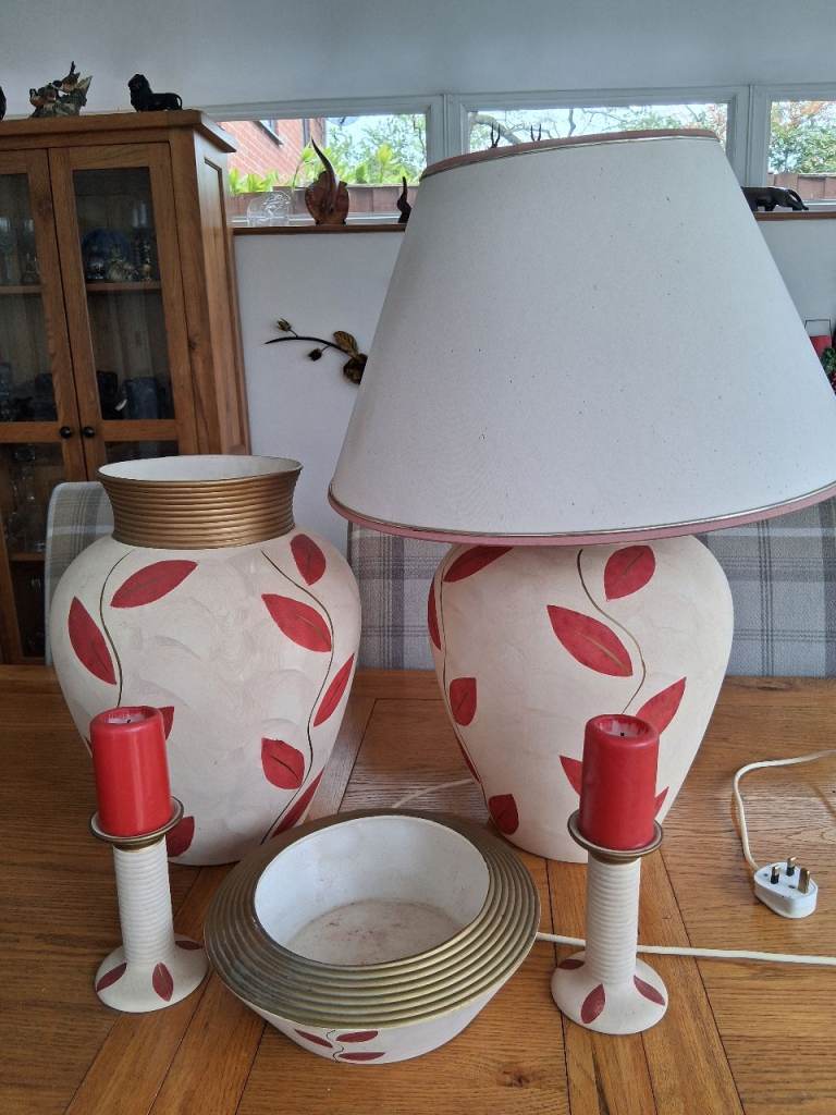 Table lamp, vase and accessories