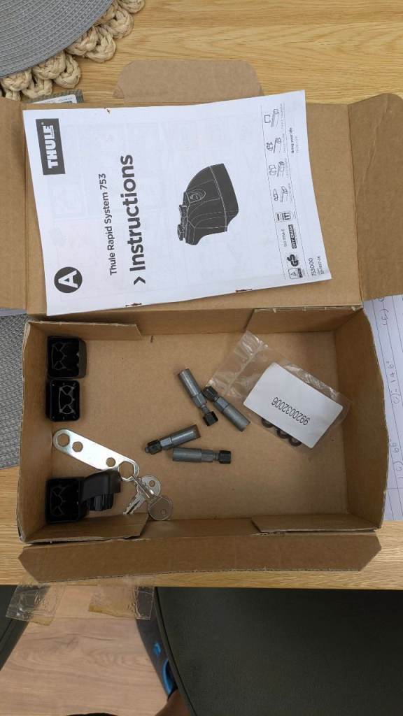 Thule 961 roof bars with fitting kit