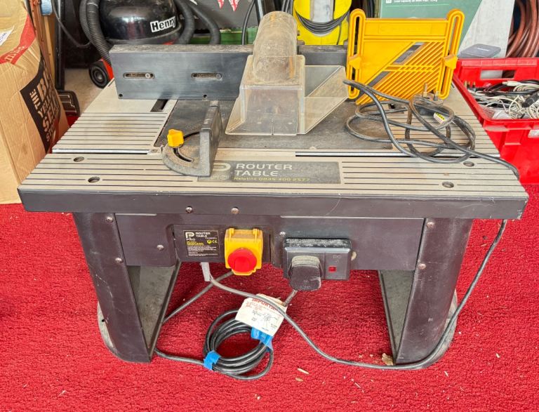 Router Table with Bits and Accessories – Good Condition