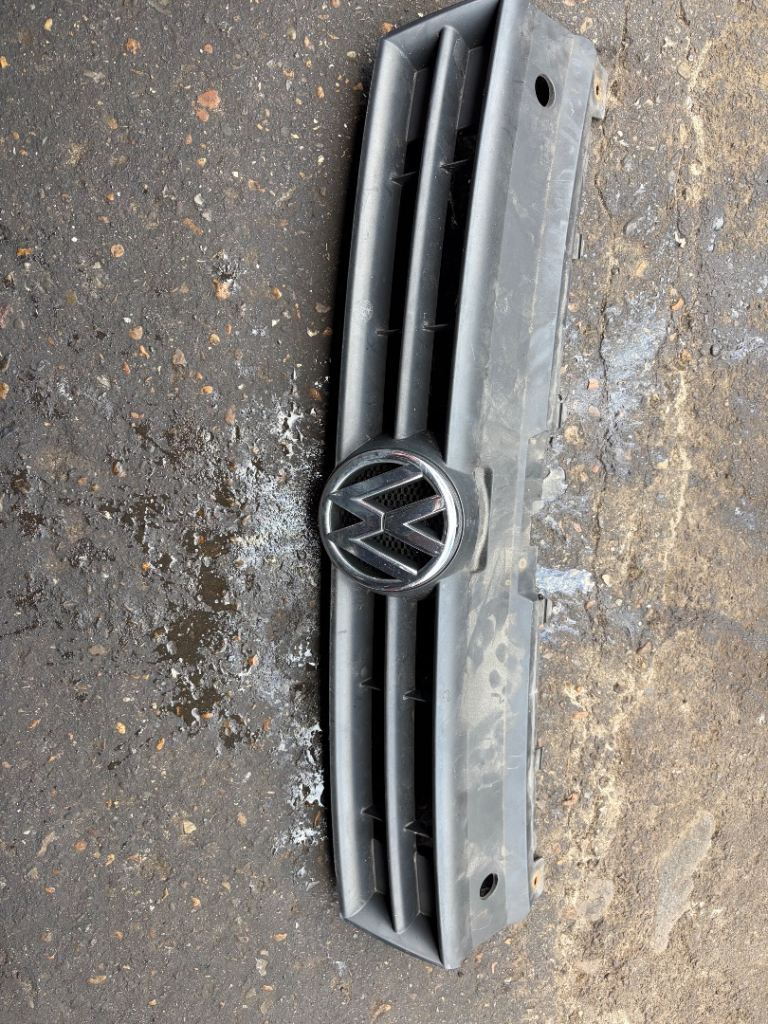 2010 VW. Polo. Front. Grill. Complete good condition 