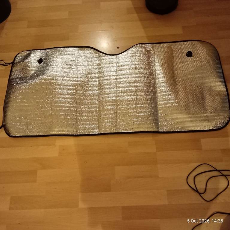 Car windscreen heat reflector