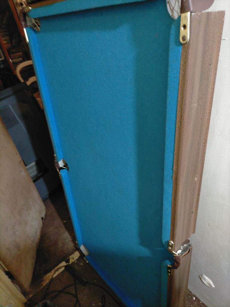 Pool table 