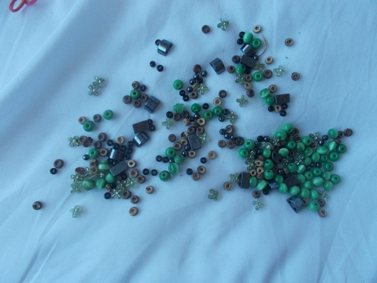 JEWELLERY MAKING  OR CRAFT WORK  SEE PHOTOS  / WILL POST