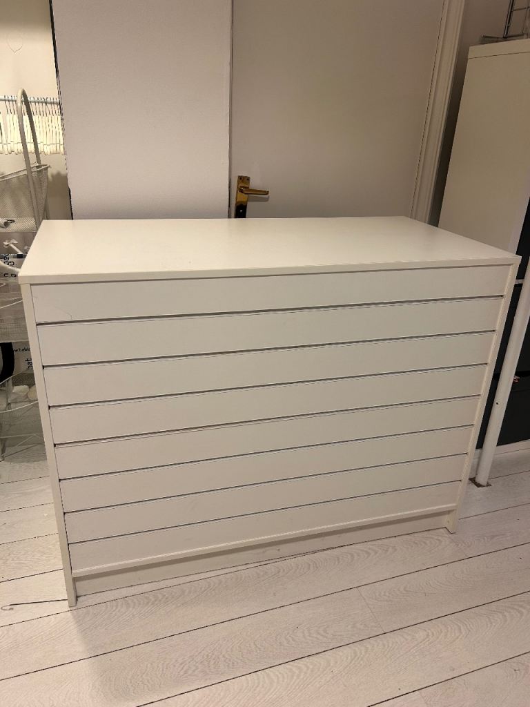 Retail cash desk with slat display and hooks