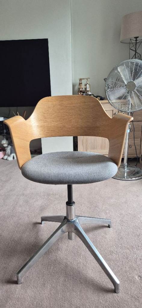 Stylish ikea FJÄLLBERGET office/ conference chrome with grey cushion