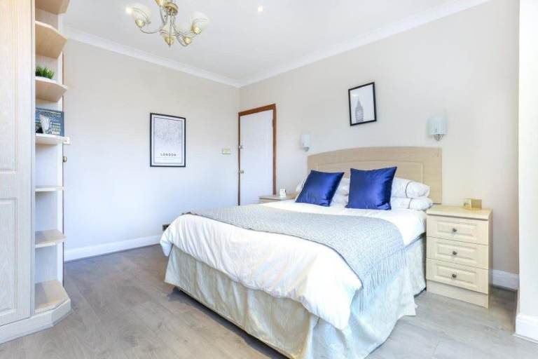 Spacious Ensuite Room 🏡 with Bright Interiors & Private Bathroom 🚿