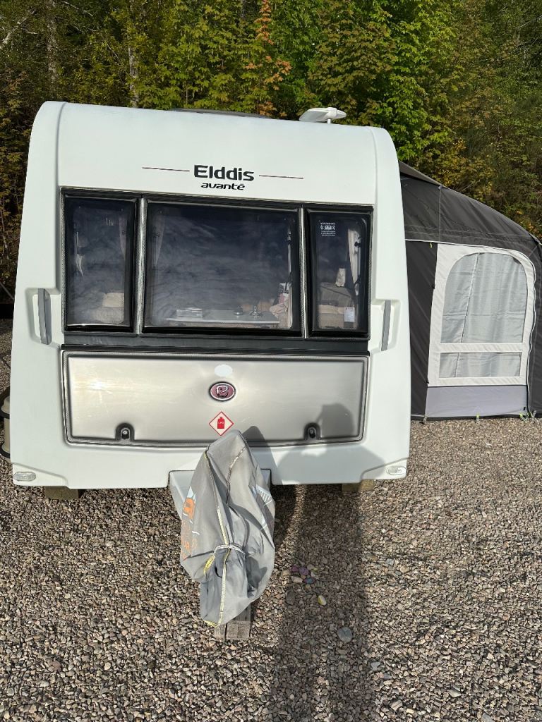 2014 Elddis Avante 550 - excellent condition-fixed rear bed-motor mover