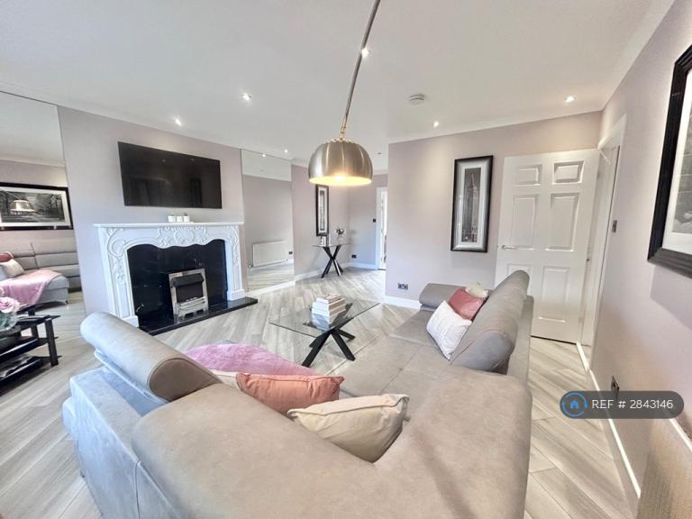 3 bedroom flat in New Century House, Aberdeen, AB11 (3 bed) (#2843146)