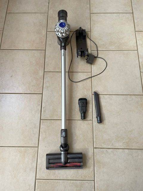 Dyson V6 vacuum cleaner, spares or repair
