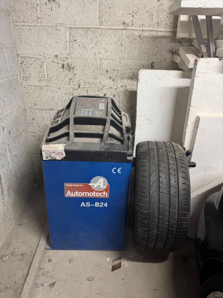 Automotech AS-B24 Motorised Wheel Balancer