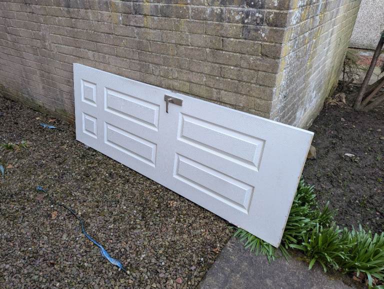 Give you a tenner to take away this door.