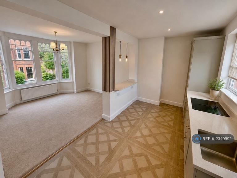 2 bedroom flat in Heath Hurst Road, London, NW3 (2 bed) (#2349992)