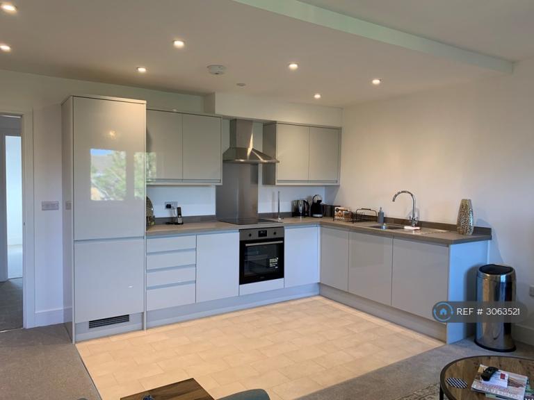 2 bedroom flat in Guildford Road, Bagshot, GU19 (2 bed) (#3063521)