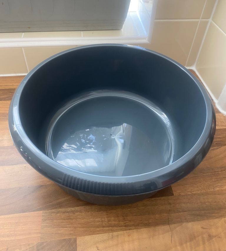 Plastic round bowls washing up . 