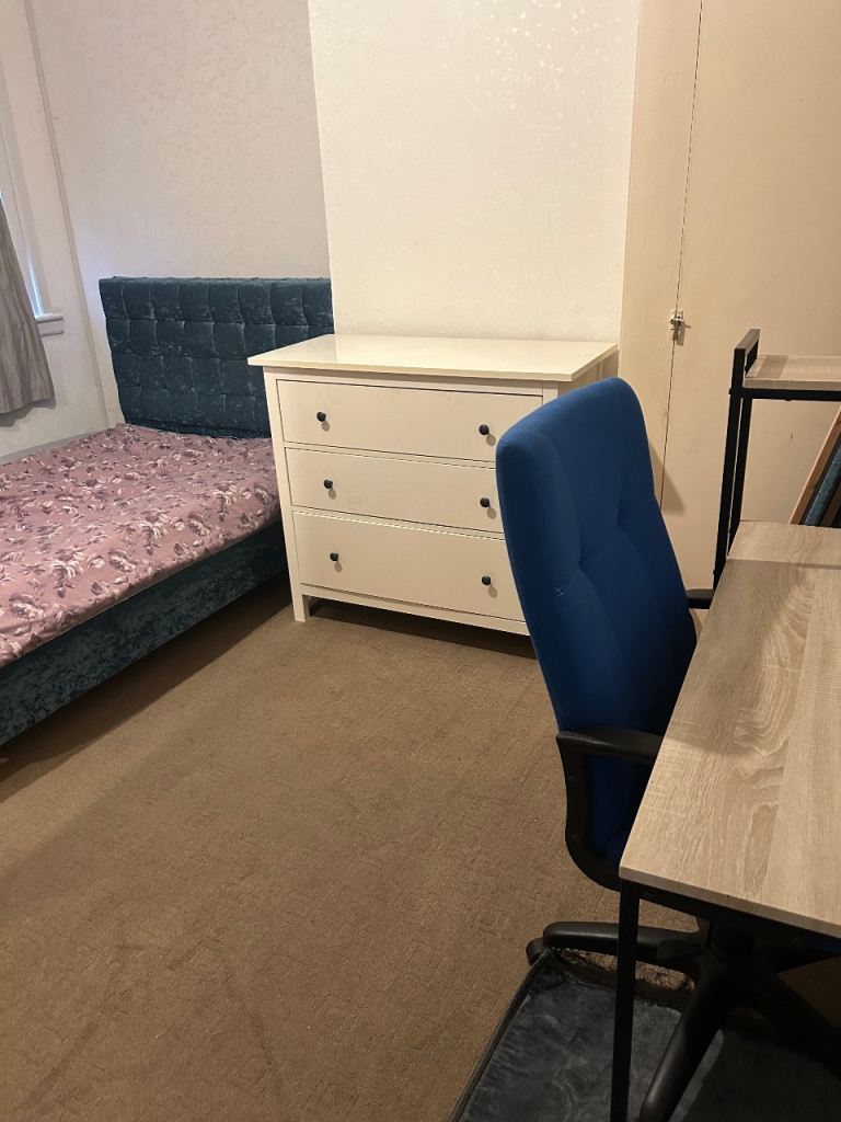 Large room to rent 
