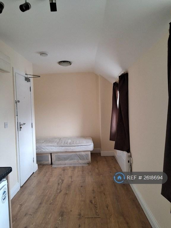 Studio flat in Riddons, London, SE12 (#2618694)