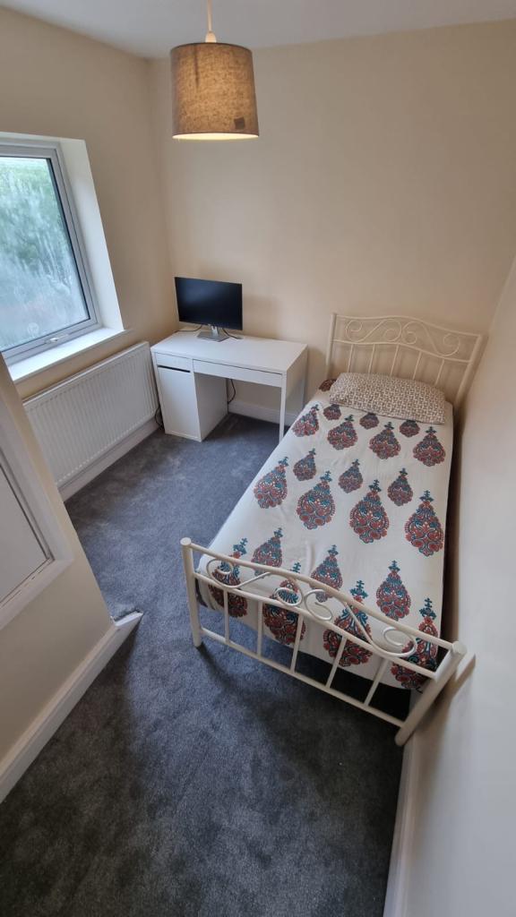 Single room in 3-bed house (NG5)