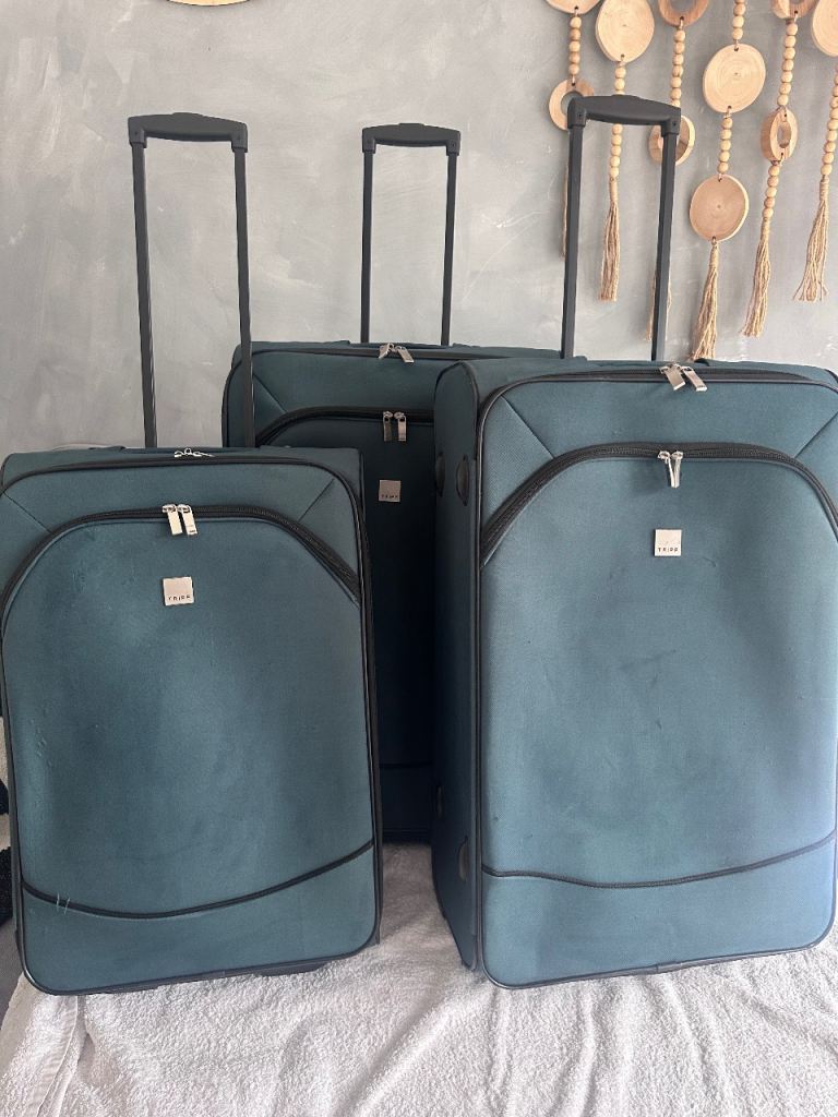 Family luggage set Tripp ultra lightweight wheeled 3 piece set of suitcases 