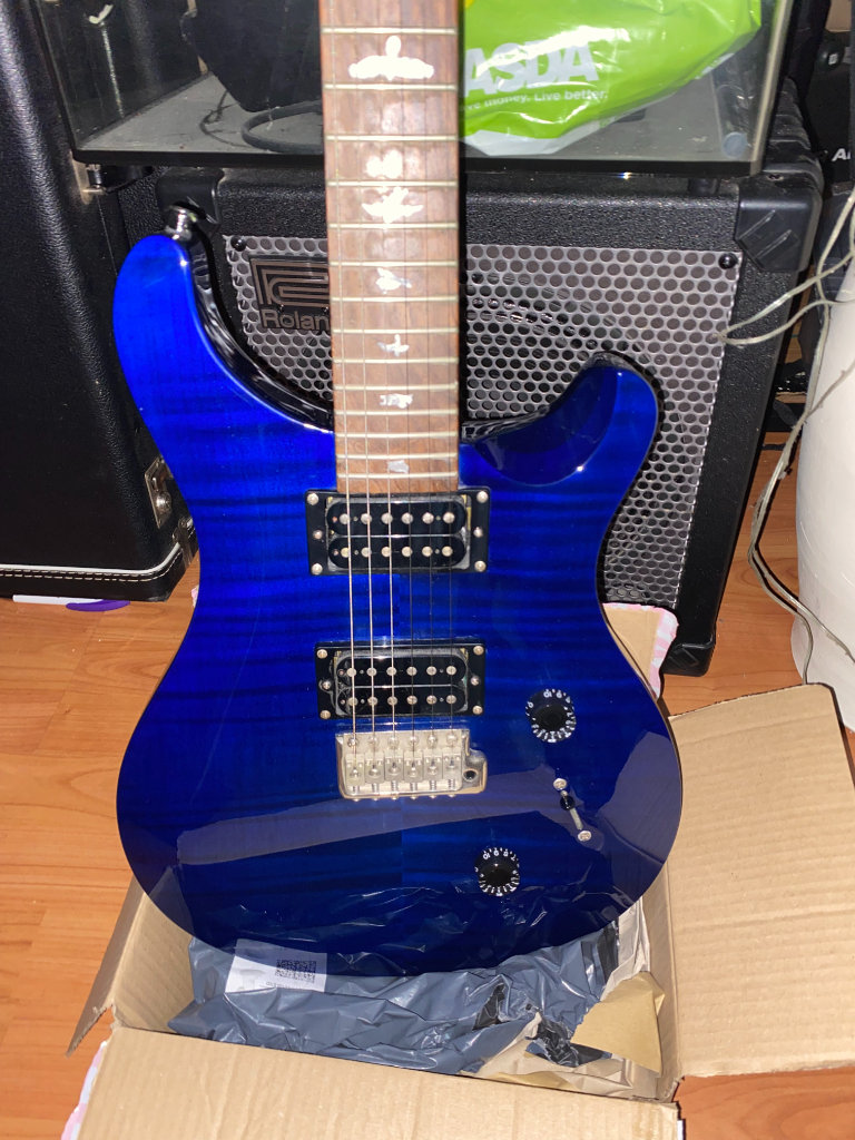  PRS SE Custom- An outstanding, quality guitar. Superb beautiful and stunning finish. Price Drop